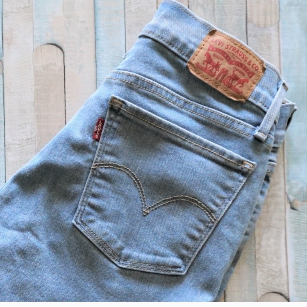 Levi’s 710 light blue acid wash